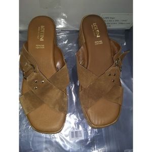 LOTTINI Suede Cross Band Wedge Womens Sandal